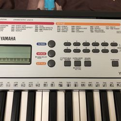 YAMAHA YPT260 61-Key Portable Keyboard with Power Adapter