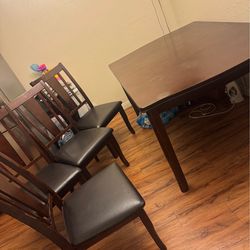 Comedor de madera cuatro Sillas