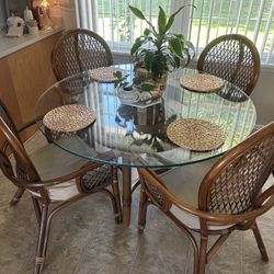 Beautiful Vintage Rattan Dining Room / Kitchen Table