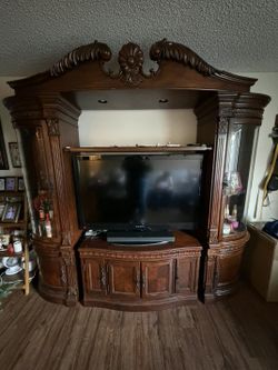 Large Entertainment Center/ Hermoso Centro De Entretenimiento Para La Tele