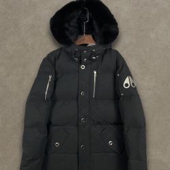 Black Moose knuckle coat with black fur size M