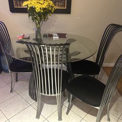 Modern And Stylish 5 Piece Dining Set W/4” Tempered Glass Table 