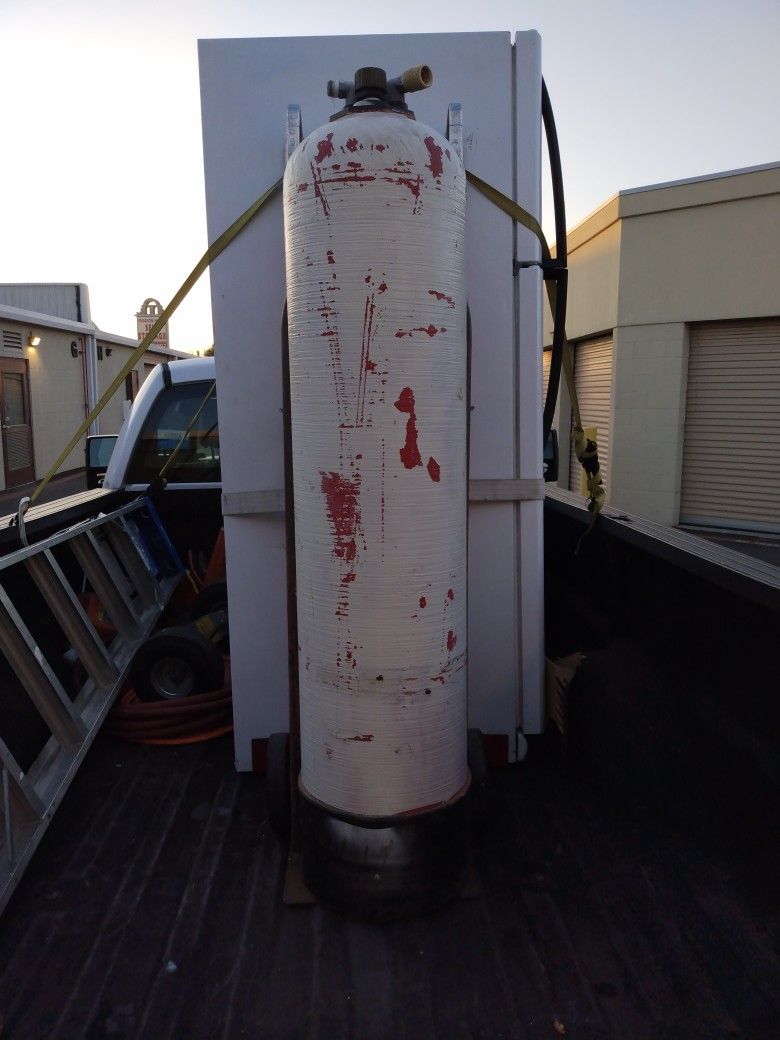 $250 FOR CAR WASH (100 GALLON PORTABLE TANK & PORTABLE WATER DEIONIZED WATER