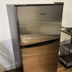 Mini Fridge for Sale – Excellent Condition!