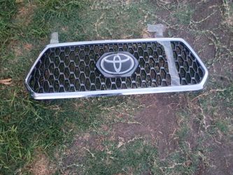 2017 Toyota Tacoma grill