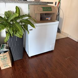 Koolatron Deep Freezer - Chest Freezer, 1 Wire Basket, Garage Ready, Meat Storage, Front Drain, Congelador For Home, Apartment, Basement, Dorm, Cottag