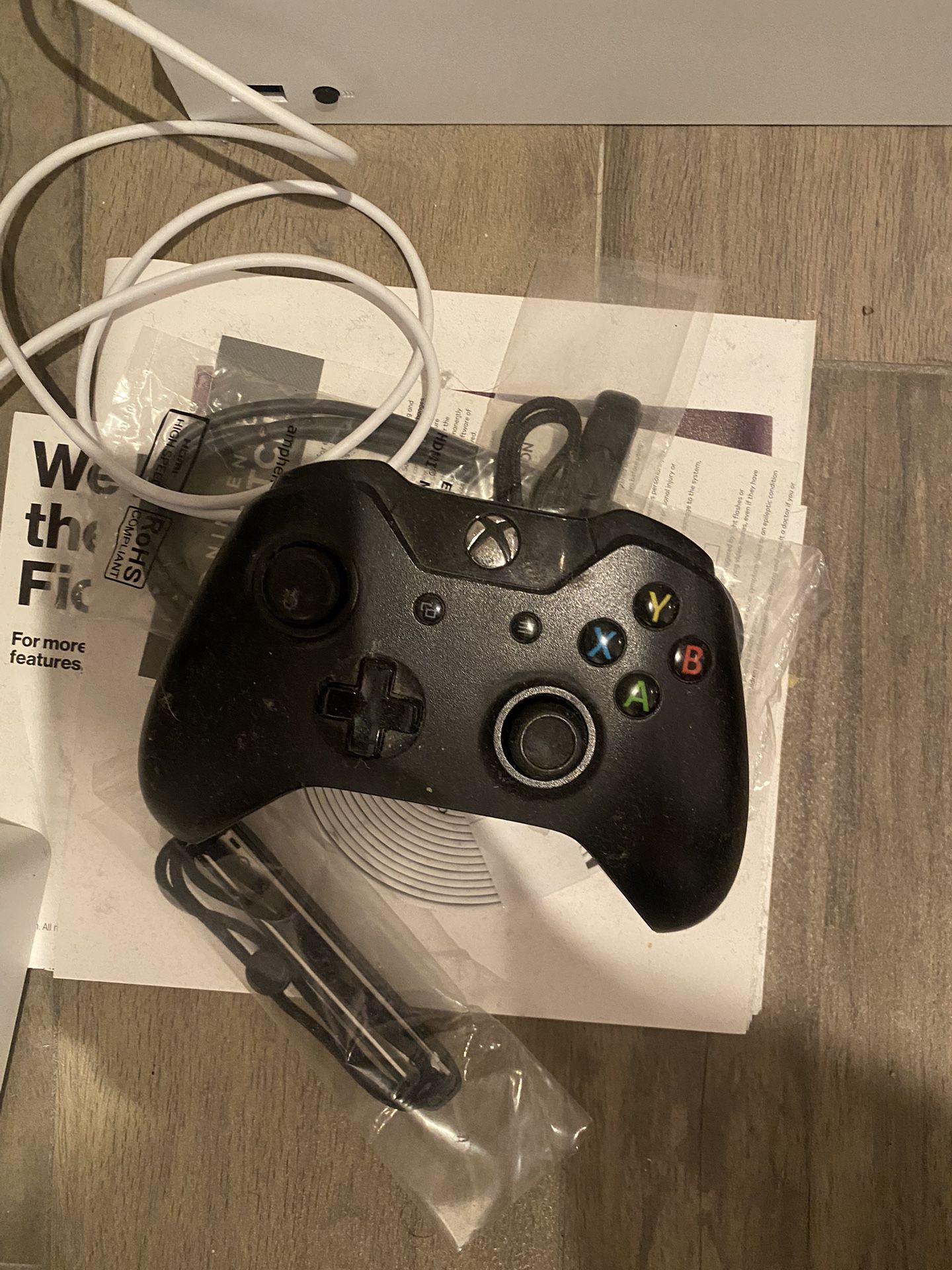 Xbox One + 2x Controllers 