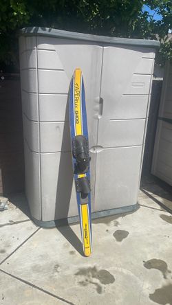 Slalom water ski
