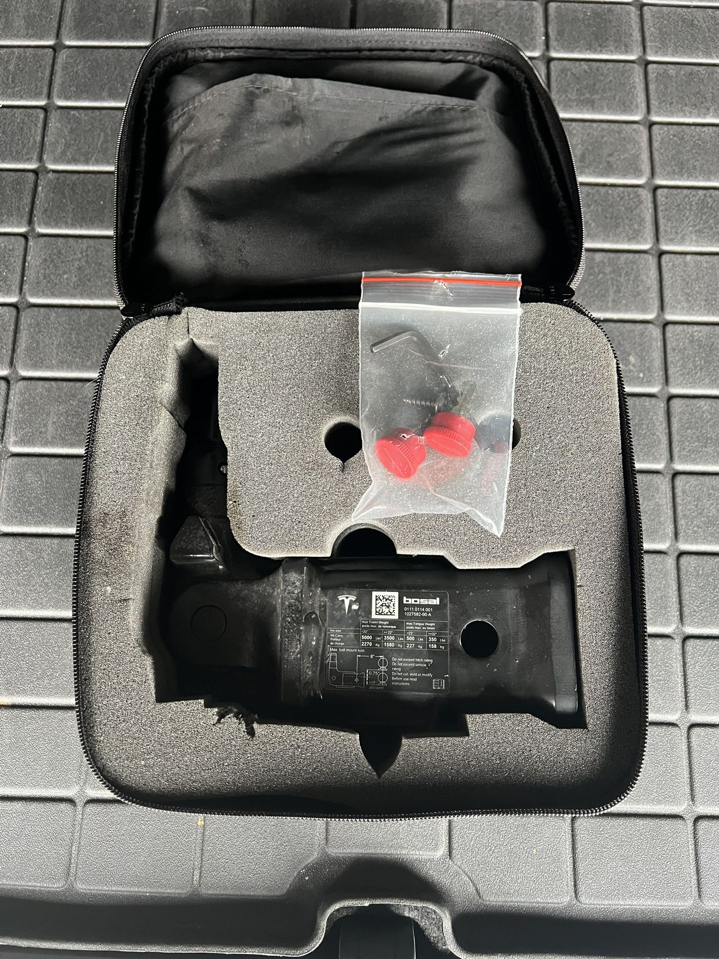 Tesla Model X Tow Hitch With Keys 1027582-00-A