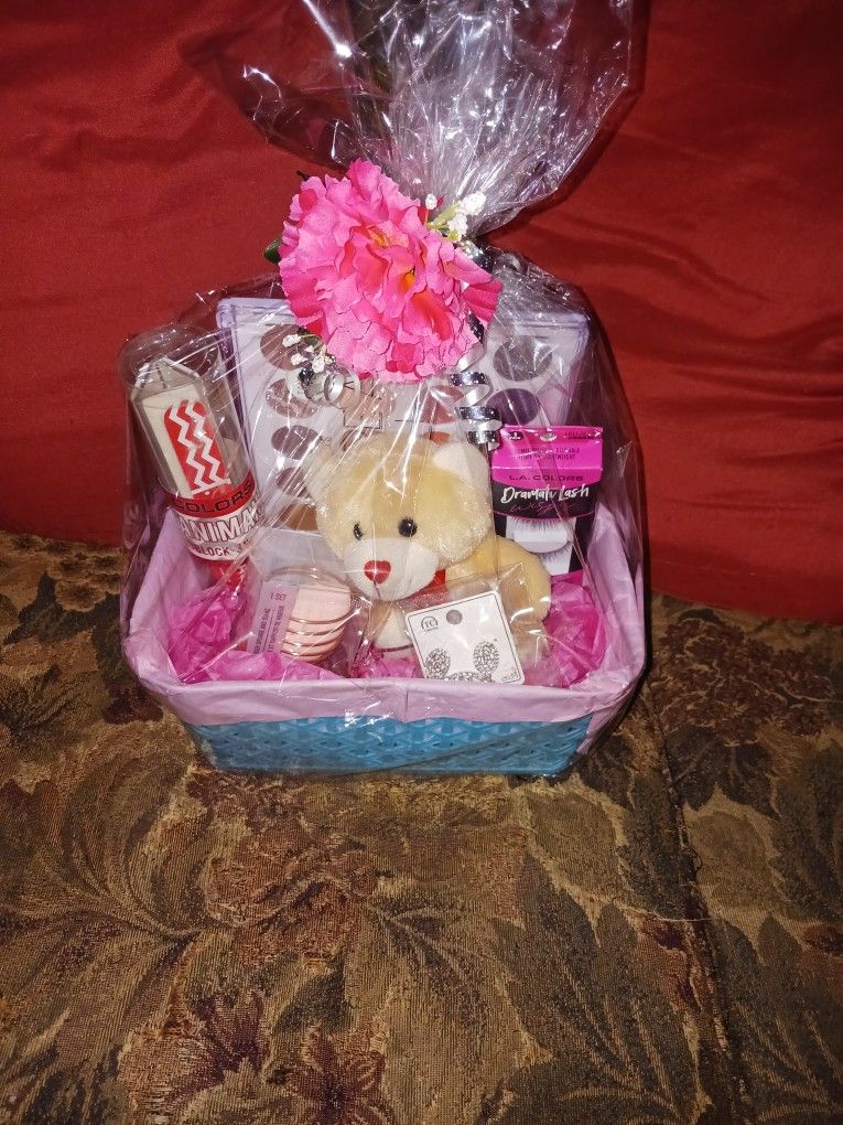 Nice Makeup Gift With BEAR AND Earrings. $35