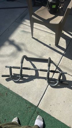 Doorway pull up bar