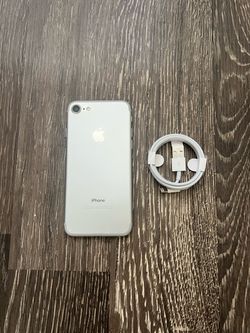 iPhone 7  Silver UNLOCKED FOR ANY CARRIER!