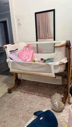 Bassinet crib.
