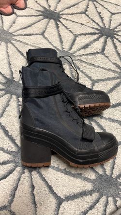 Woman’s converse boots new size 7