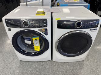 White Electrolux Washer 4.5 cu ft and 8.0 cu ft Electric Dryer Set. Units are new open box scratch and dent