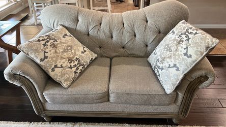 Gray Fabric Tufted Loveseat with Throw Pillows