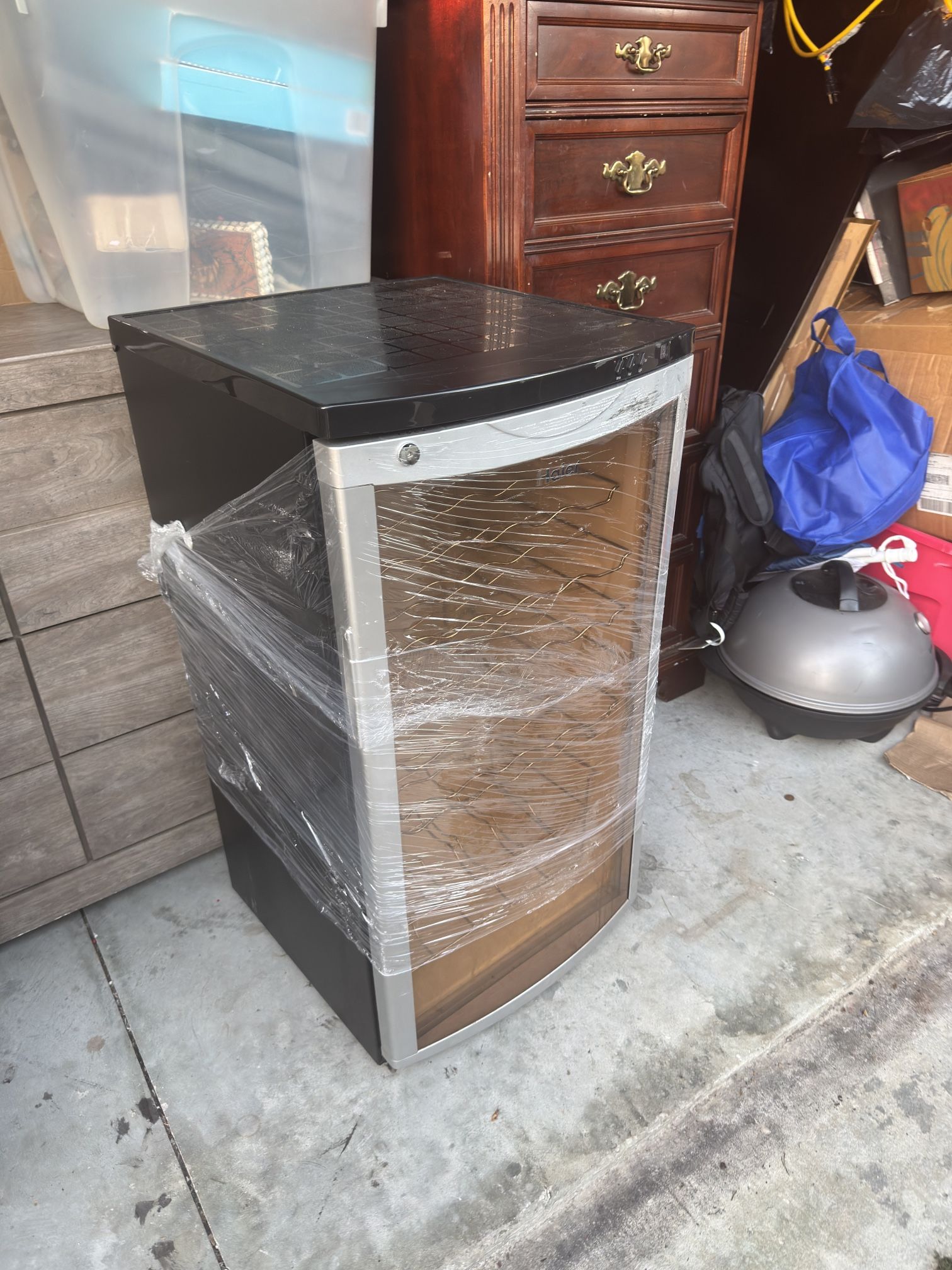 🍷 Haier Beverage Fridge – Perfect for Drinks, Wine & Water – $70