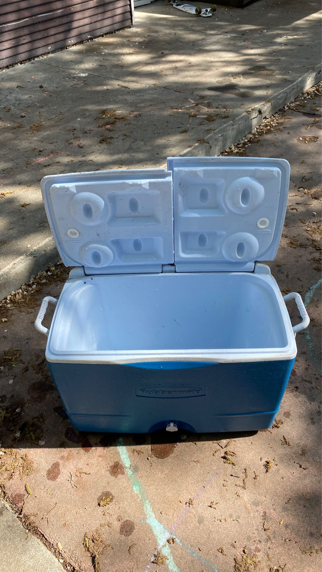 Rubbermaid ice chest