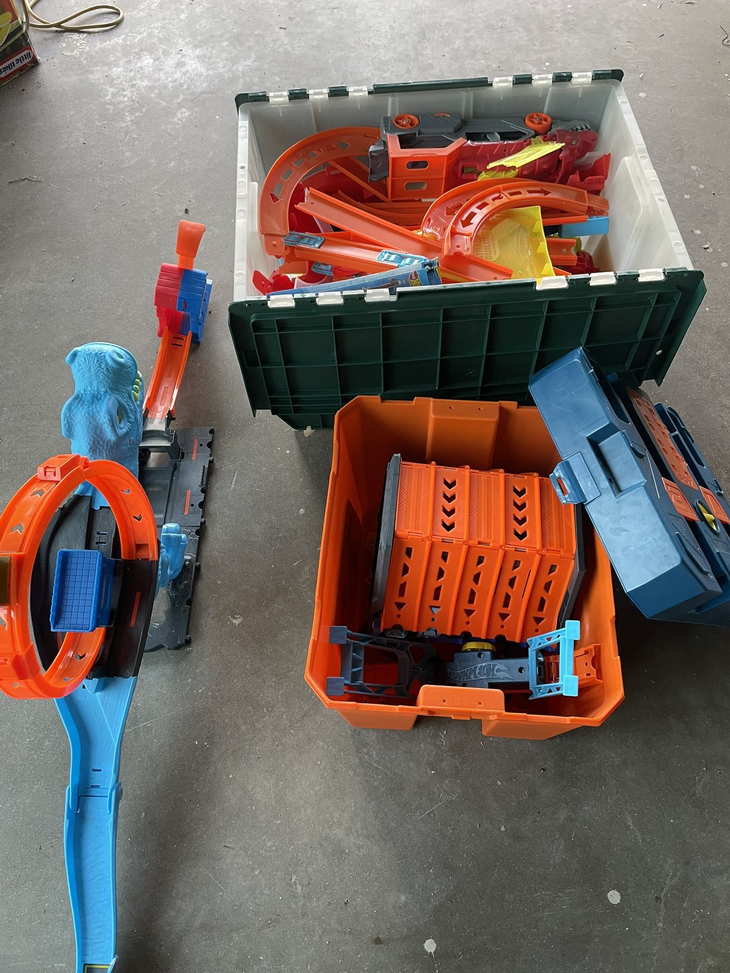 Huge hot wheels track play set lot!