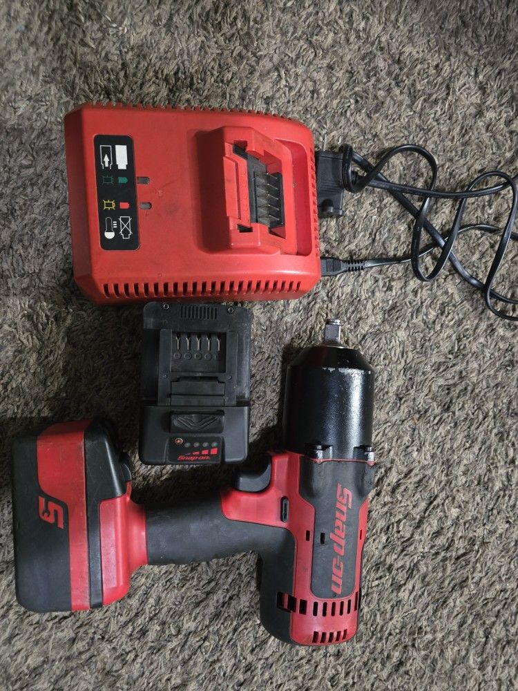 Snap On 1/2 Impact  2 Batteries And Charger