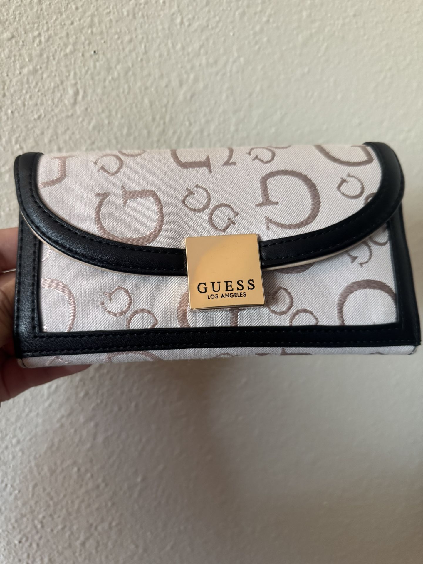 Guess Wallet🤍