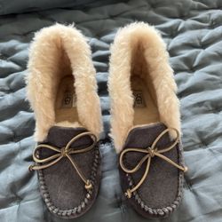 Women’s UGG Slippers (new)