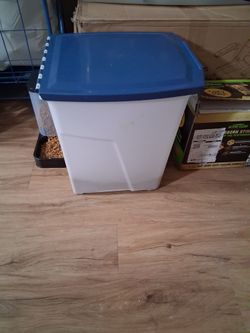 Cat or dog food container