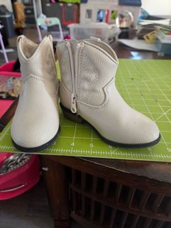 Cat and Jack cream toddler boots sz7