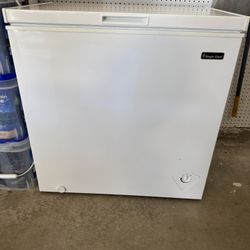 Magic Chef 7.0 Chest Freezer In White 