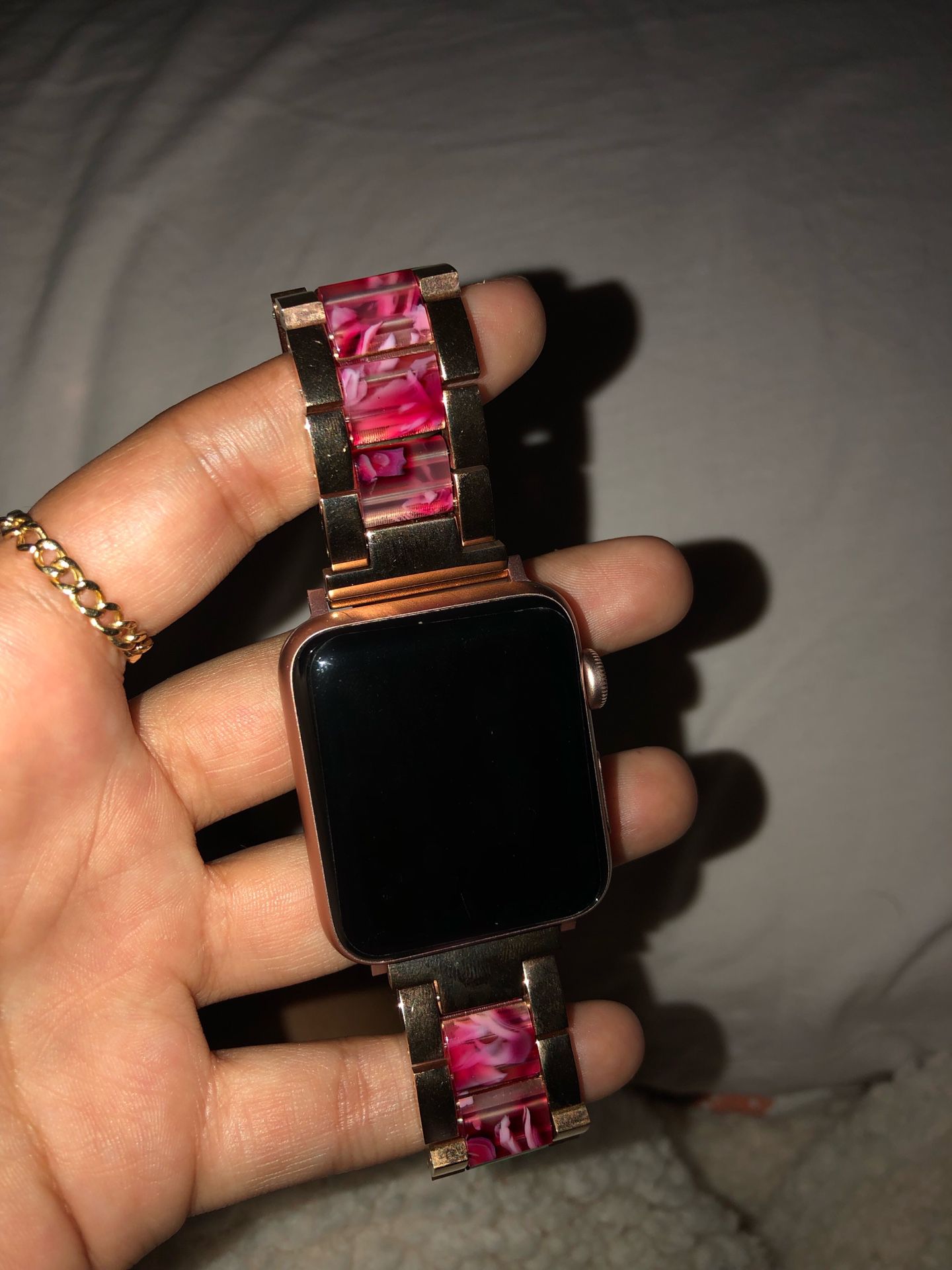 Series 3 (GPS Cellular) Apple Watch Rose Gold 42’mm (comes with 2 bands)