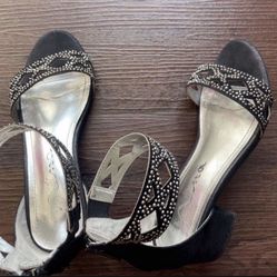 Like New Girls Dress Shoes, Size 1