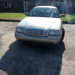 2004 Ford Crown Victoria