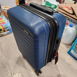 Amazon Basic Carry-on Carry On Suitcase 