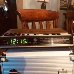 Vintage GE Clock Radio