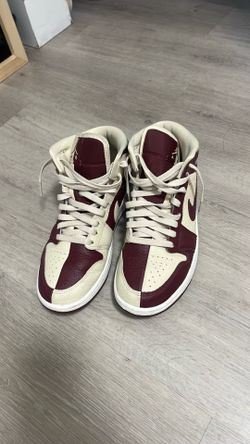 Womens Air Jordan mid 1