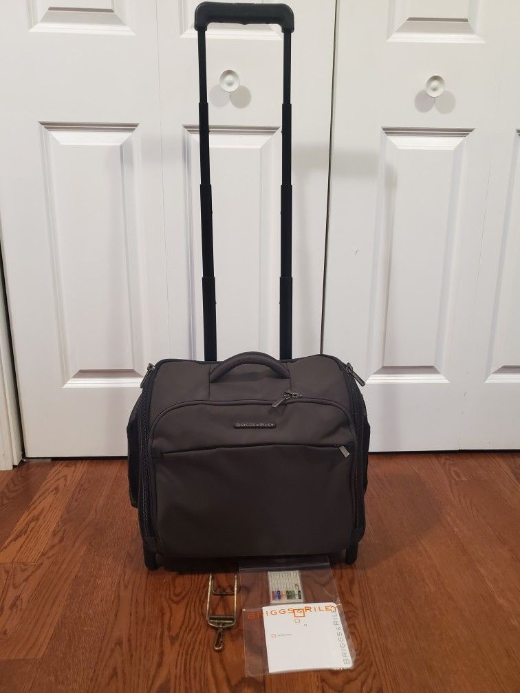 Briggs & Riley TUC 115-8 Nylon 14” Rolling green/Gray cabin Carry-On Travel Bag like new condition