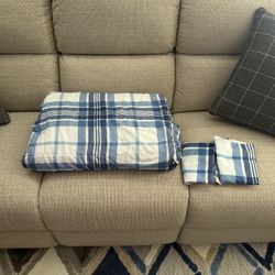 Twin comforter with two matching pillows