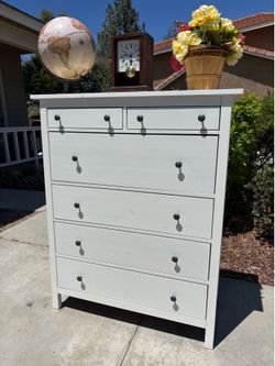 White Solid 6 Drawer Modern Dresser Chest of Drawers Furniture with Glass Top Protector Excellent Condition