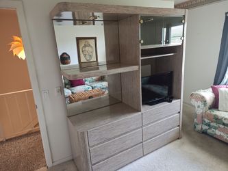 Entertainment center