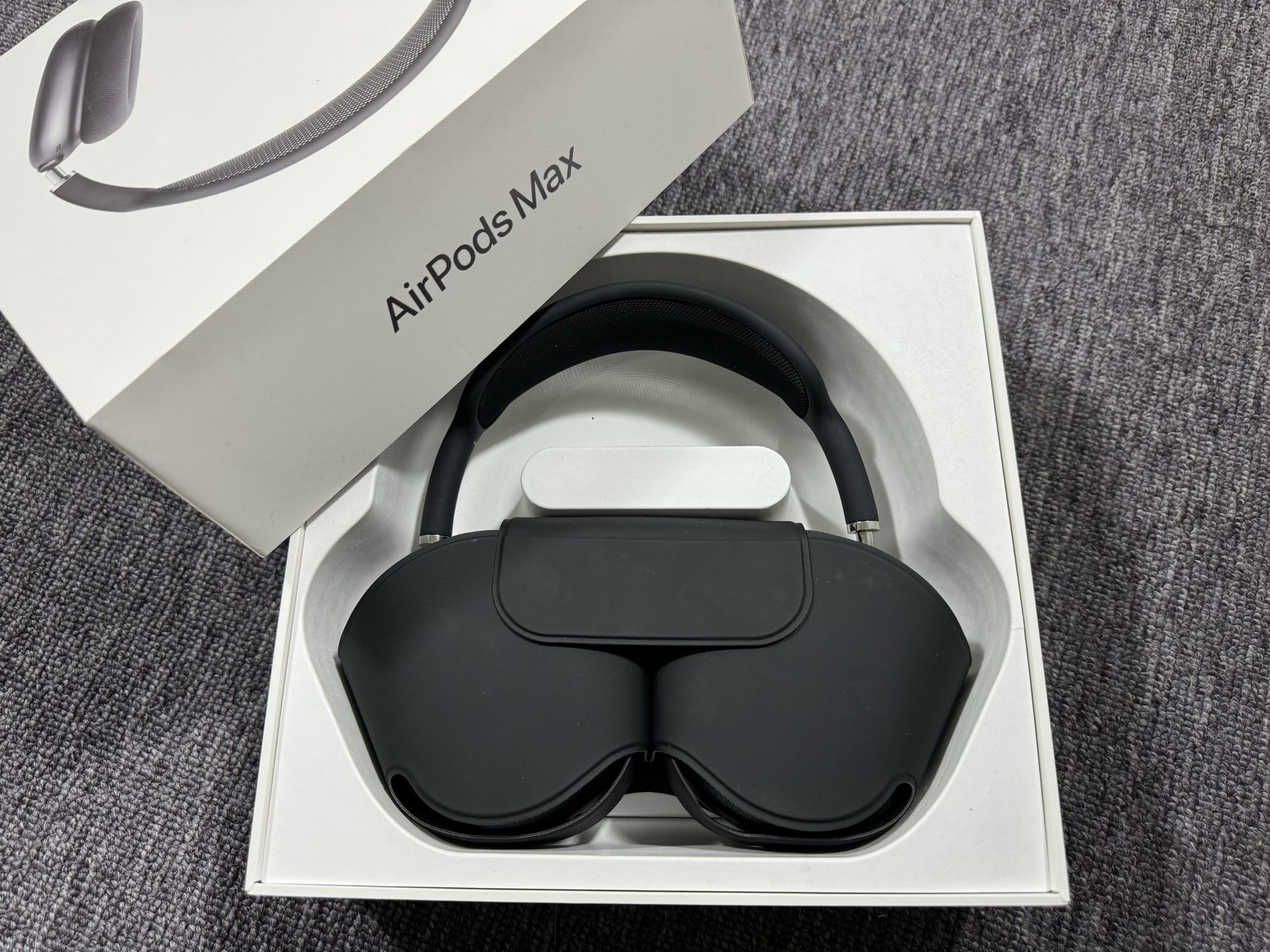 Apple AirPods Max with Smart Case in Space Gray (Open Box Apple AirPods Max with Smart Case in Space Gray (Open Box