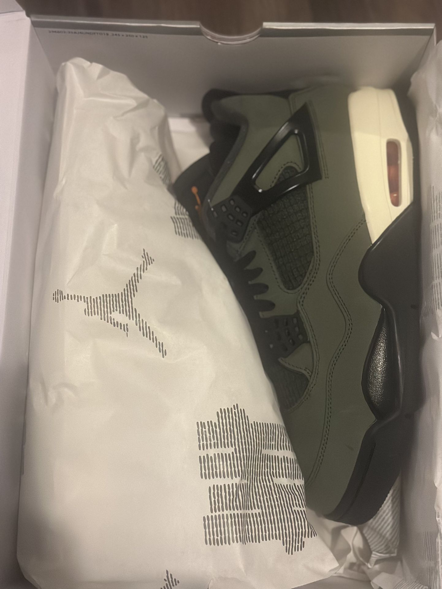 Jordan 4 x Undefeated 