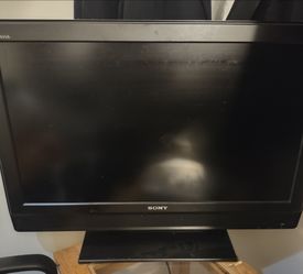 **32" Sony TV. Not a smart TV but I have a fire stick with a remote that makes it a smart TV in seconds**