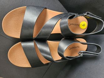 Black sandal size 9W, pink sandal size 8W