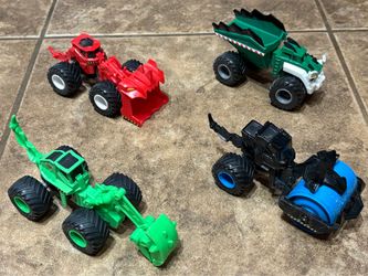 Hot Wheels Monster Jam Dirt Squad tractors