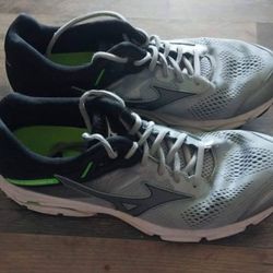 Mens Size 11 Mizuno Shoes