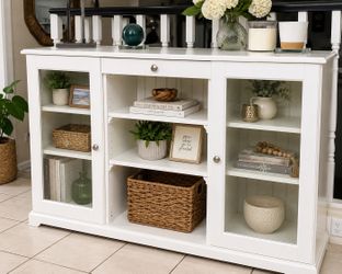 White sideboard / buffet cabinet in very good condition.