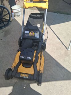 DEWALT 2x20V MAX 21-inch cordless mower