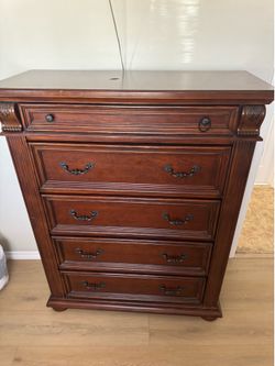 Traditional 5-Drawer Bedroom Dresser / Chest – Great Condition