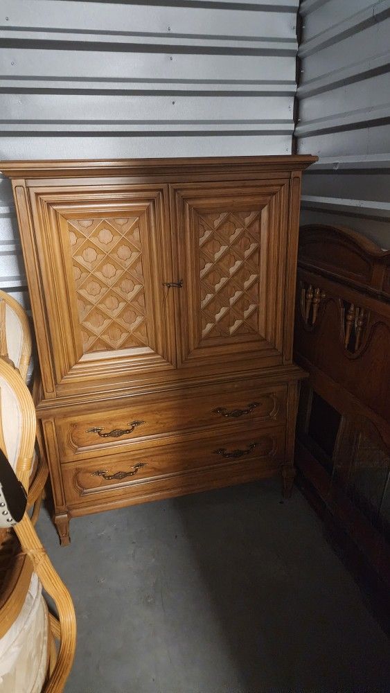 Beautiful Solid Wood Bedroom Set. THOMASVILLE