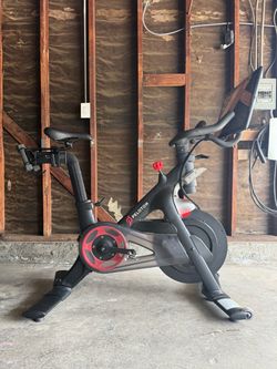 Peloton Bike w/ extra Pedals